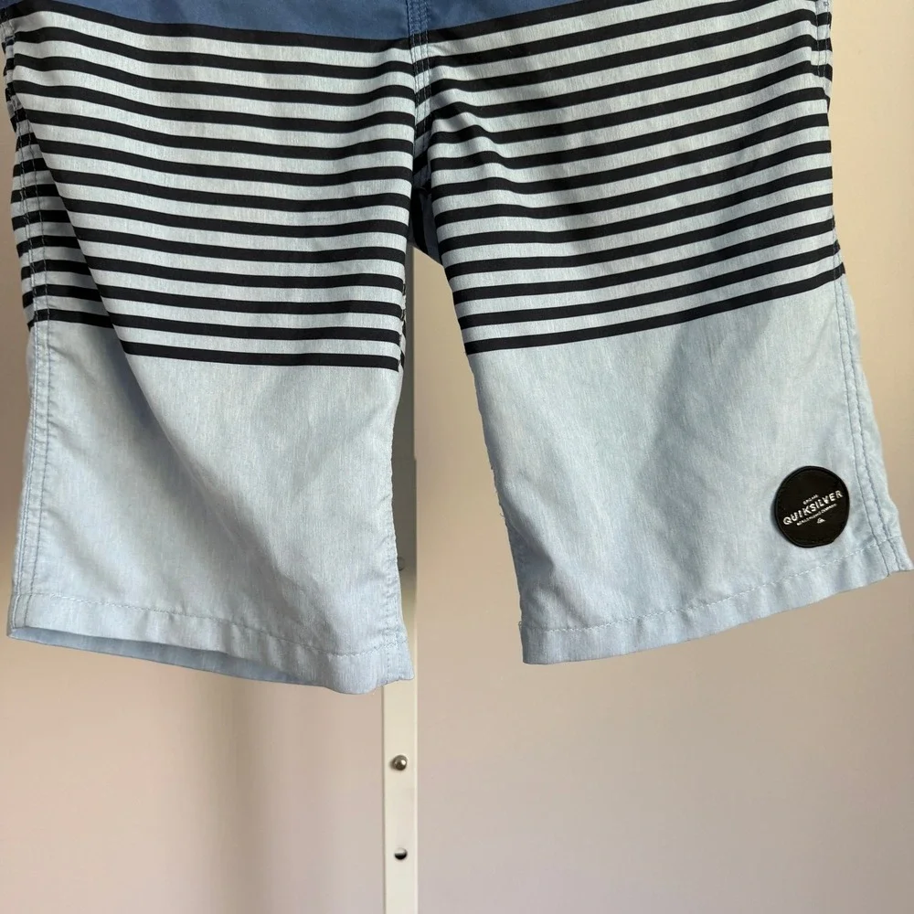 Quiksilver Volley Shorts Mens Size L Blue Striped Swim‎ Trunks Beach Surf